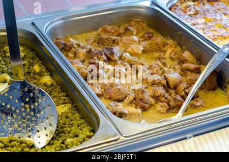 Conteneur de cuisine méditerranéenne avec fricassee d'agneau Banque D'Images