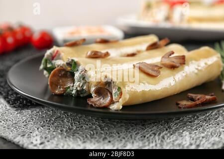 Délicieux cannelloni farci aux champignons sur la plaque Banque D'Images