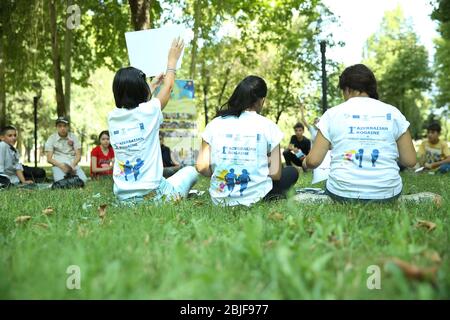 Activité de point de contrôle d'orientation extérieure . Ils s'assoient dans le pâturage et expliquent le jeu de l'orientation. Azerbaïdjan, Ismayilli 26.08.2016 : Banque D'Images