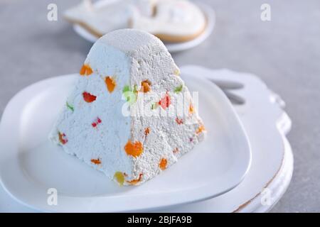 Gâteau de Pâques traditionnel avec fruits confits sur plaque blanche Banque D'Images