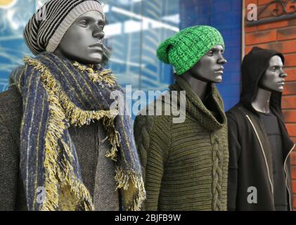 Vitrine avec mannequins dans le centre commercial Banque D'Images