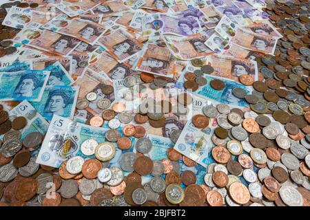 Billets et pièces en livre sterling au Royaume-Uni. Nouveau polymère £5, £10 et £20 notes et toutes les pièces de 1 penny à £2. Banque D'Images
