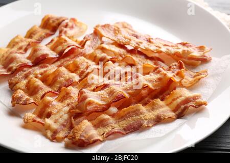 Tranches de bacon frit sur la plaque Banque D'Images