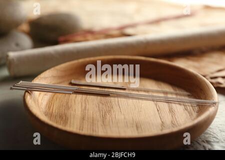 Aiguilles d'acupuncture sur table en bois Banque D'Images