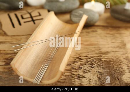 Aiguilles d'acupuncture sur table en bois Banque D'Images