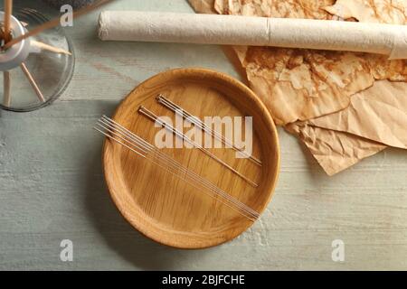 Aiguilles d'acupuncture sur table en bois Banque D'Images