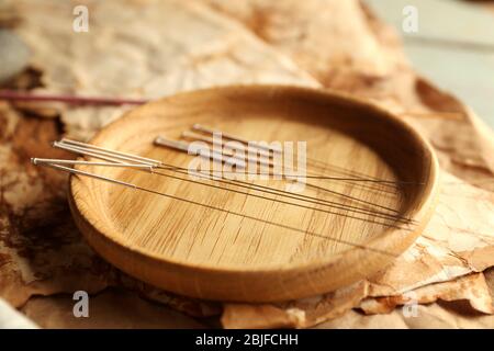 Aiguilles d'acupuncture sur table en bois Banque D'Images