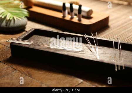 Aiguilles d'acupuncture sur table en bois Banque D'Images