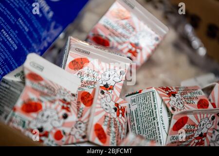 Henderson, NV, États-Unis. 29 avril 2020. L'atmosphère s'est aparée dans un centre de distribution de nourriture et d'approvisionnement scolaire de soutien à la pandémie de coronavirus au Sunset Station Casino de Henderson, NV, le 29 avril 2020. La banque alimentaire Three Square a fourni des produits alimentaires comme l'initiative de soins directs aux enfants qui, en partenariat avec les communautés des écoles du Nevada, a répandu la parole Nevada et la Fondation de l'éducation publique crédit: Erik Kabik Photographie/Media Punch/Alay Live News Banque D'Images