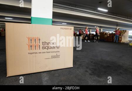 Henderson, NV, États-Unis. 29 avril 2020. L'atmosphère s'est aparée dans un centre de distribution de nourriture et d'approvisionnement scolaire de soutien à la pandémie de coronavirus au Sunset Station Casino de Henderson, NV, le 29 avril 2020. La banque alimentaire Three Square a fourni des produits alimentaires comme l'initiative de soins directs aux enfants qui, en partenariat avec les communautés des écoles du Nevada, a répandu la parole Nevada et la Fondation de l'éducation publique crédit: Erik Kabik Photographie/Media Punch/Alay Live News Banque D'Images