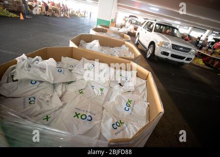 Henderson, NV, États-Unis. 29 avril 2020. L'atmosphère s'est aparée dans un centre de distribution de nourriture et d'approvisionnement scolaire de soutien à la pandémie de coronavirus au Sunset Station Casino de Henderson, NV, le 29 avril 2020. La banque alimentaire Three Square a fourni des produits alimentaires comme l'initiative de soins directs aux enfants qui, en partenariat avec les communautés des écoles du Nevada, a répandu la parole Nevada et la Fondation de l'éducation publique crédit: Erik Kabik Photographie/Media Punch/Alay Live News Banque D'Images