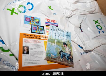 Henderson, NV, États-Unis. 29 avril 2020. L'atmosphère s'est aparée dans un centre de distribution de nourriture et d'approvisionnement scolaire de soutien à la pandémie de coronavirus au Sunset Station Casino de Henderson, NV, le 29 avril 2020. La banque alimentaire Three Square a fourni des produits alimentaires comme l'initiative de soins directs aux enfants qui, en partenariat avec les communautés des écoles du Nevada, a répandu la parole Nevada et la Fondation de l'éducation publique crédit: Erik Kabik Photographie/Media Punch/Alay Live News Banque D'Images