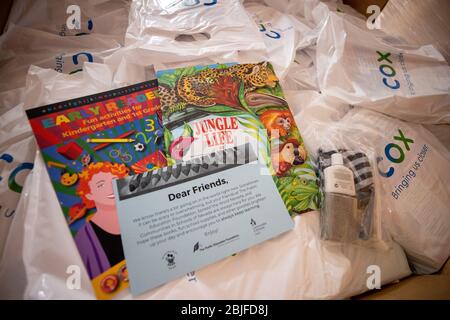 Henderson, NV, États-Unis. 29 avril 2020. L'atmosphère s'est aparée dans un centre de distribution de nourriture et d'approvisionnement scolaire de soutien à la pandémie de coronavirus au Sunset Station Casino de Henderson, NV, le 29 avril 2020. Crédit: Erik Kabik Photographie/Media Punch/Alay Live News Banque D'Images