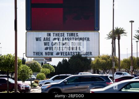 Henderson, NV, États-Unis. 29 avril 2020. L'atmosphère s'est aparée dans un centre de distribution de nourriture et d'approvisionnement scolaire de soutien à la pandémie de coronavirus au Sunset Station Casino de Henderson, NV, le 29 avril 2020. La banque alimentaire Three Square a fourni des produits alimentaires comme l'initiative de soins directs aux enfants qui, en partenariat avec les communautés des écoles du Nevada, a répandu la parole Nevada et la Fondation de l'éducation publique crédit: Erik Kabik Photographie/Media Punch/Alay Live News Banque D'Images