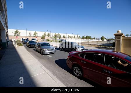 Henderson, NV, États-Unis. 29 avril 2020. L'atmosphère s'est aparée dans un centre de distribution de nourriture et d'approvisionnement scolaire de soutien à la pandémie de coronavirus au Sunset Station Casino de Henderson, NV, le 29 avril 2020. La banque alimentaire Three Square a fourni des produits alimentaires comme l'initiative de soins directs aux enfants qui, en partenariat avec les communautés des écoles du Nevada, a répandu la parole Nevada et la Fondation de l'éducation publique crédit: Erik Kabik Photographie/Media Punch/Alay Live News Banque D'Images