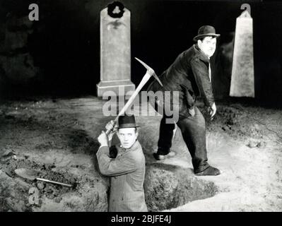 Laurel et Hardy dans le cimetière en scène à partir d'un film classique de comédie. Banque D'Images