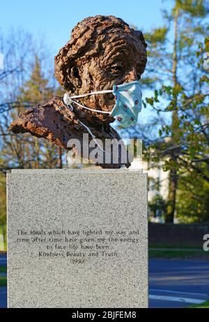 PRINCETON, NJ -22 APR 2020- vue de la statue d'Albert Einstein sur la place EMC à Princeton, New Jersey, recouvert d'un masque de visage en tissu pendant l'ordre de marche Banque D'Images