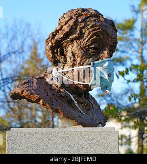 PRINCETON, NJ -22 APR 2020- vue de la statue d'Albert Einstein sur la place EMC à Princeton, New Jersey, recouvert d'un masque de visage en tissu pendant l'ordre de marche Banque D'Images