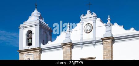 Église de Saint Antao - Igreja de Santo Antao - avec horloge et clocher sur la place Giraldo - Praca do Giraldo - Evora, Portugal Banque D'Images
