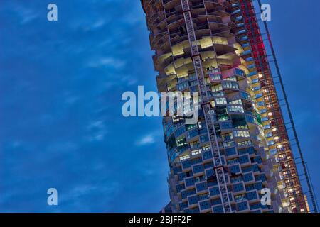 Nouveau bâtiment à London Dockland la nuit Banque D'Images