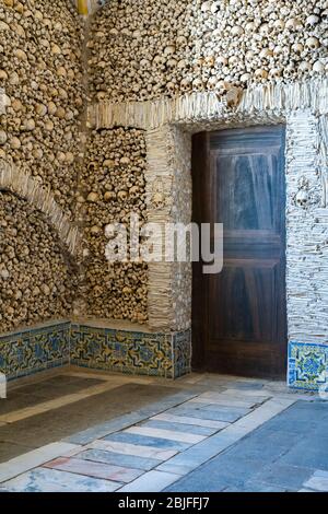 Des milliers de crânes et d'os humains dans la Chapelle de Bones - Capela dos Ossos - dans l'église Saint François, Evora, Portugal Banque D'Images