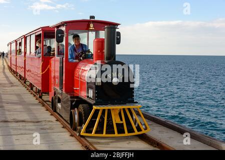 Le train Busselton Jetty sur la jetée le printemps Banque D'Images