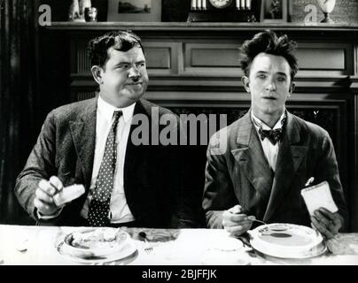 Laurel et Hardy à la table du dîner dans une scène de "You're Darn Tootin", un film classique de comédie de MGM Hollywood silencieux en 1928. Banque D'Images