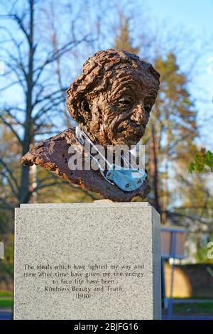 PRINCETON, NJ -22 APR 2020- vue de la statue d'Albert Einstein sur la place EMC à Princeton, New Jersey, recouvert d'un masque de visage en tissu pendant l'ordre de marche Banque D'Images