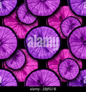 le motif transparent des tranches d'agrumes dans des tons pourpre avec rétroéclairage isolé sur fond noir, peut être carrelé Banque D'Images