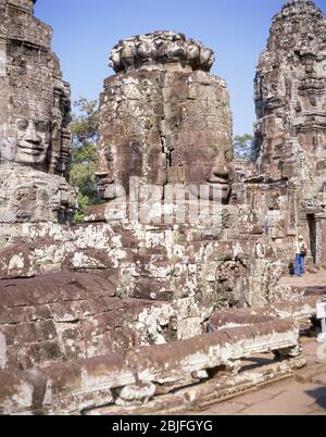 Les tours de face de Bayon, la terrasse supérieure, le temple de Bayon, Ankor Thom, Siem Reap, Royaume du Cambodge Banque D'Images
