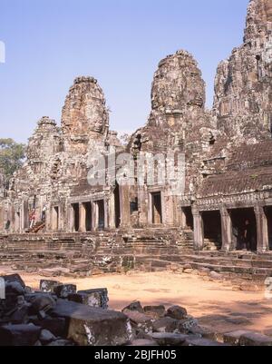 Les couloirs et les tours de face de Bayon, Upper Terrace, le Temple Bayon, Ankor Thom, Siem Reap, Royaume du Cambodge Banque D'Images