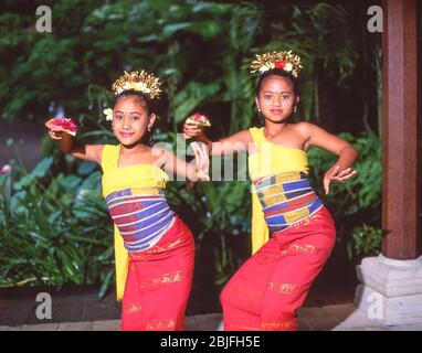 Jeunes femmes danseuses balinaises de Legong, Denpasar, Bali, Indonésie Banque D'Images