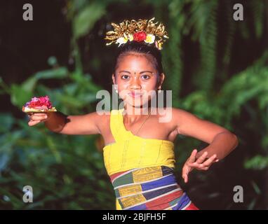 Jeune danseuse balinaise Legong, Denpasar, Bali, Indonésie Banque D'Images