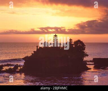 Coucher de soleil à Pura Tanah Lot, Tabanan, Bali, République d'Indonésie Banque D'Images