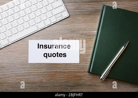 Carte avec texte ASSURANCE CITATIONS sur table en bois Banque D'Images