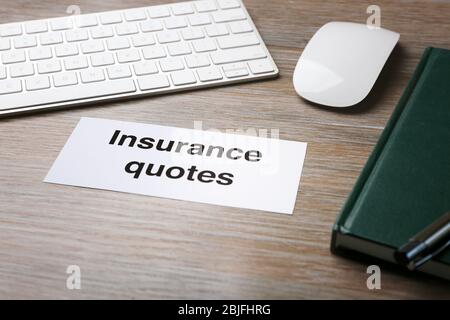 Carte avec texte ASSURANCE CITATIONS sur table en bois Banque D'Images