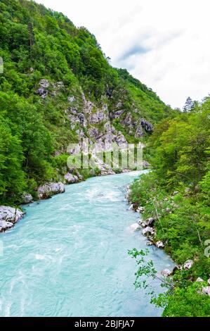 Rivière SOCA et sentier historique de Kobarid, Kobarid, Slovénie Banque D'Images