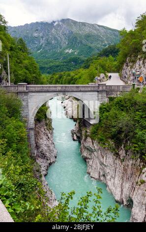 Pont Napoléon et rivière Soca, sentier historique de Kobarid, Slovénie Banque D'Images