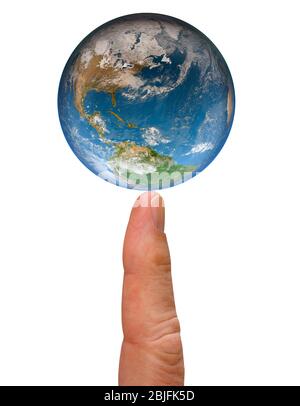 Le globe terrestre se balance à la pointe d'un index isolé sur fond blanc. Concept d'environnement. Gros plan de l'image. Éléments de cette image fournit Banque D'Images