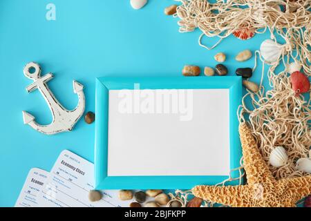 Concept de voyage. Composition des symboles marins et du cadre photo vierge sur fond bleu Banque D'Images