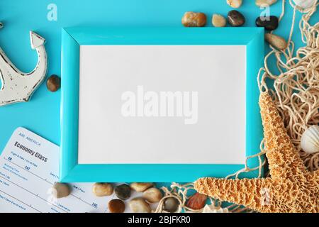 Concept de voyage. Composition des symboles marins et du cadre photo vierge sur fond bleu Banque D'Images