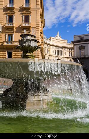 Fontaine de la Piazza Trieste E trente, Naples, Campanie, Italie, Europe Banque D'Images