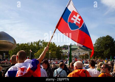 Bratislava, Slovaquie. 2019/9/22. Un homme qui agitant un drapeau slovaque pendant une marche à vie. Banque D'Images