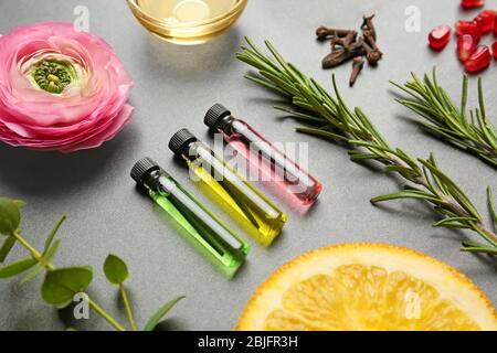 Belle composition avec des échantillons de parfum sur fond gris Banque D'Images