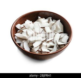 Bol avec morceaux de noix de coco sur fond blanc Banque D'Images