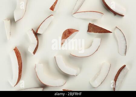 Morceaux de noix de coco sur fond blanc Banque D'Images