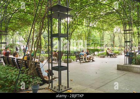 Les gens sous les treillis de jardin Banque D'Images