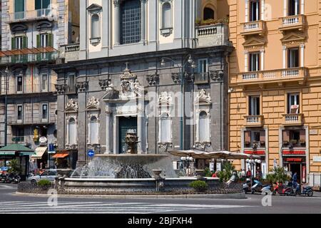 Fontaine de la Piazza Trieste E trente, ville de Naples, Italie Banque D'Images