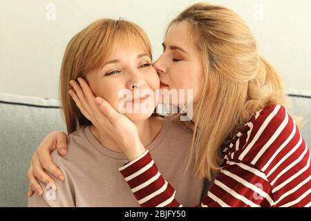 Heureuse jeune femme avec sa mère à la maison Banque D'Images