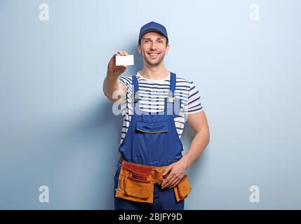 Un employé avec carte de visite sur fond clair Banque D'Images